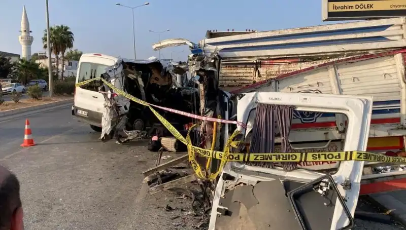 Mersin’de Tatil Yolunda Kan Donduran Kaza: İki Ölü, 10 Yaralı!