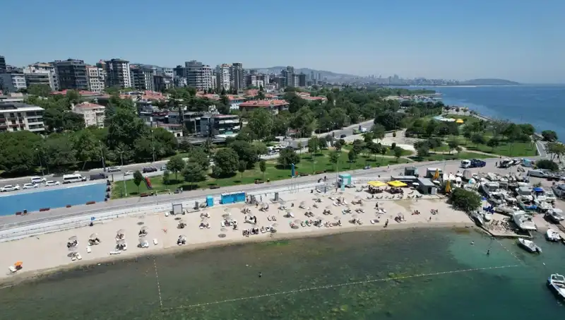 İstanbullular Sıcak Havanın Tadını Caddebostan Sahilinde Çıkarıyor