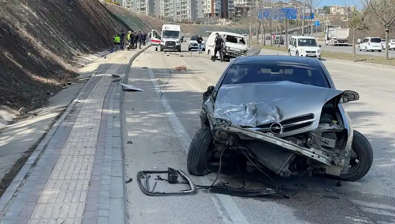 Otomobil Minibüse Çarptı: Yürek Dağlayan Kaza!