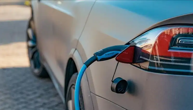 Elektrikli Araç Satışlarındaki Düşüş: Nedenleri ve Gelecek Beklentileri