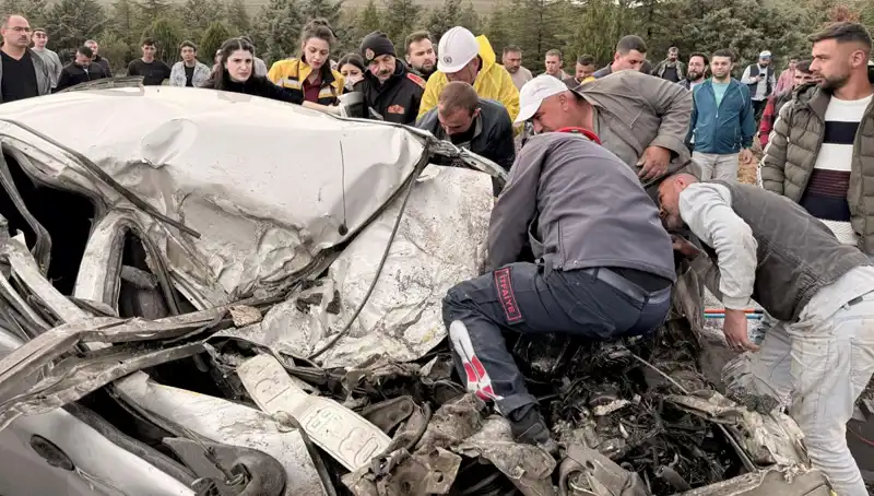 TIR ile Çarpışan Araç: Yolculuk Aniden Sonlandı!