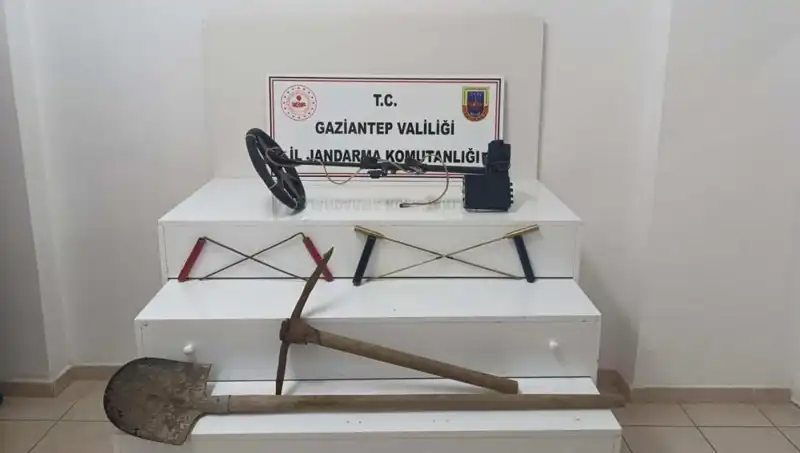 Defineciler Suçüstü: İki Kişi Kaçak Kazı Yaparken Yakalandı