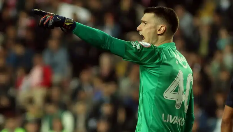 Fenerbahçe'nin Kalecisi Livakovic'in Skandalı: Taraftarlar Karar Vermekte Zorlanıyor