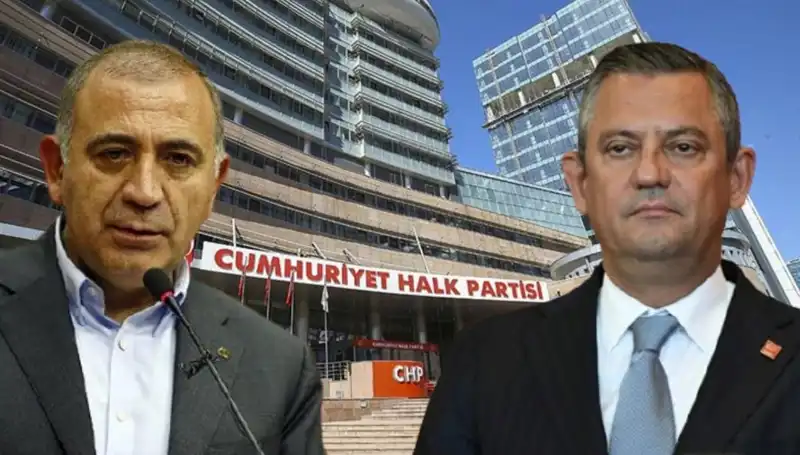 CHP'nin Kuruluş Töreninde Özgür Özel Dikkatleri Üzerine Çekti