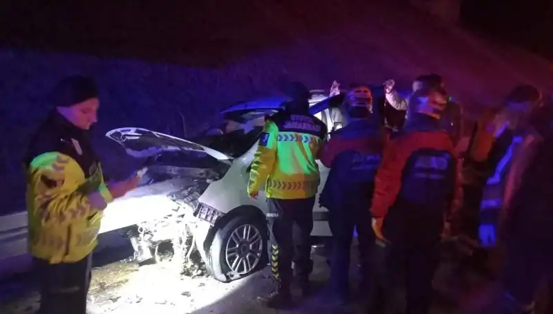 Ok gibi otomobile saplanan bariyer: 4 yaralının durumu ciddiyetini koruyor