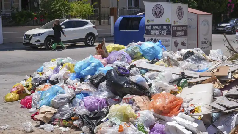 İzmir'de Çöp Krizi: Şehrin Sokakları Neden Yığın Yığın Çöple Doldandı?