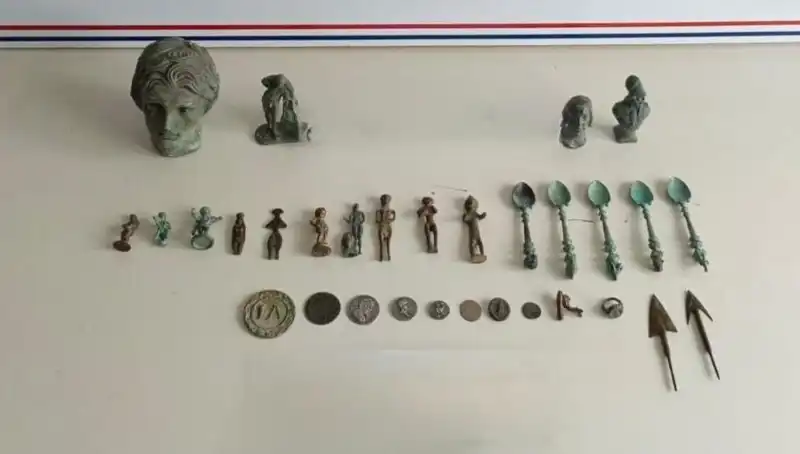 Roma Dönemine Ait Tarihi Eserler Baskınla Ele Geçirildi!