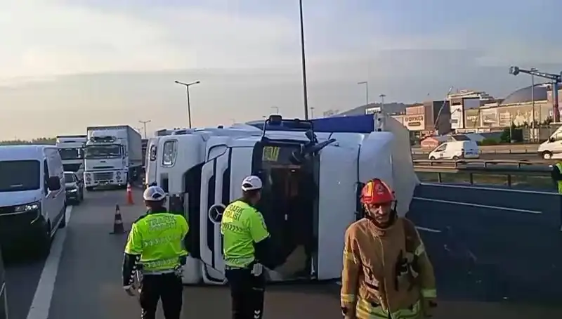 Pendik TEM Otoyolu'nda Devrilen TIR Trafiği Olumsuz Etkiledi