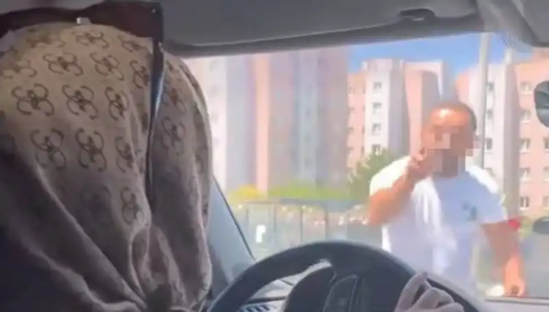 Trafikte Yüzleşme: Önünü Kesti, Camını Yumrukladı! Dehşet Anları