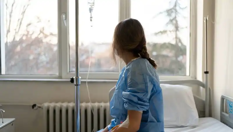 27 Yaşındaki Kadının Meme Kanseri Hikayesi: Doktorların "Ciddi Değil" Demesi Yanıltıcı Olabilir