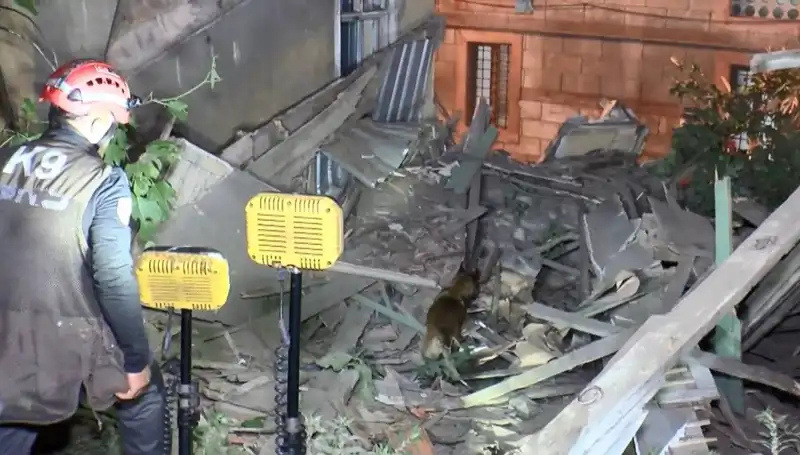 İstanbul'da Deprem Sonrası Yıkılan Binaan Olayı, Vatandaşları Korkuttu