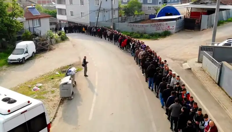 Bursa'da Mahalle Bayramlaşma Geleneği Sürdürüldü, Kuyruklar Uzadı!