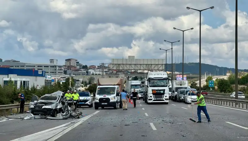 Otoyolda Trafigi Felç Eden Kaza: Üç Kişi Araçta Sıkıştı