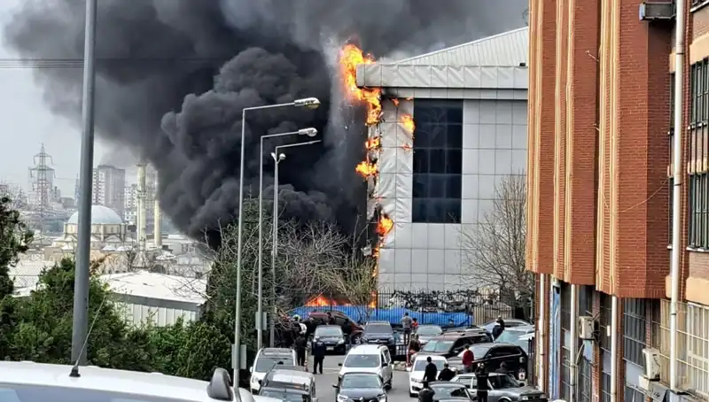 Başakşehir'de Sanayi Sitesinde Yangın Çıktı: Ekipler Hızla Müdahale Ediyor