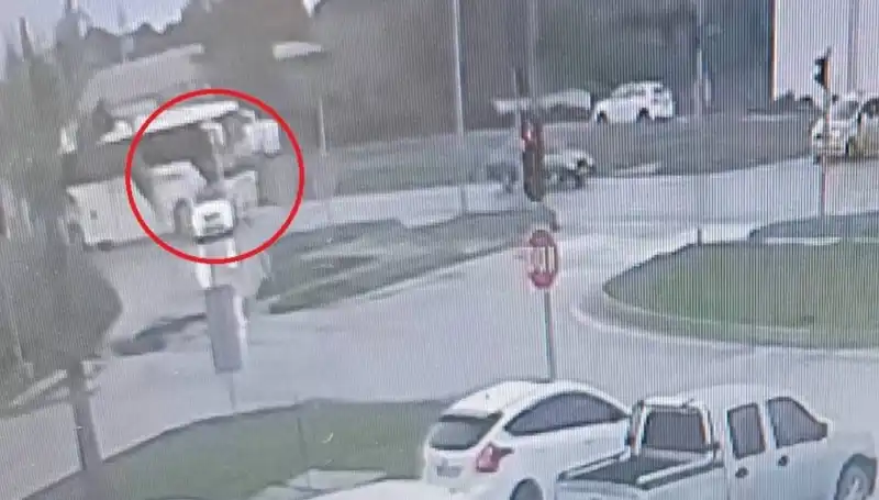 Yolcu Otobüsü Kırmızı Işıkta Durduğu Yerde Kazaya Neden Oldu!