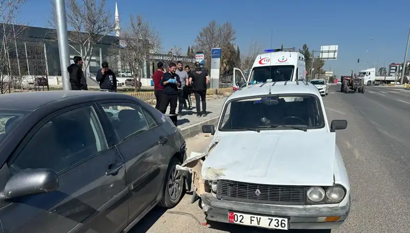 Park Halindeki Araçlara Çarpan Otomobil: Kaza Sonrası Hızla Olay Yeri Terk Edildi