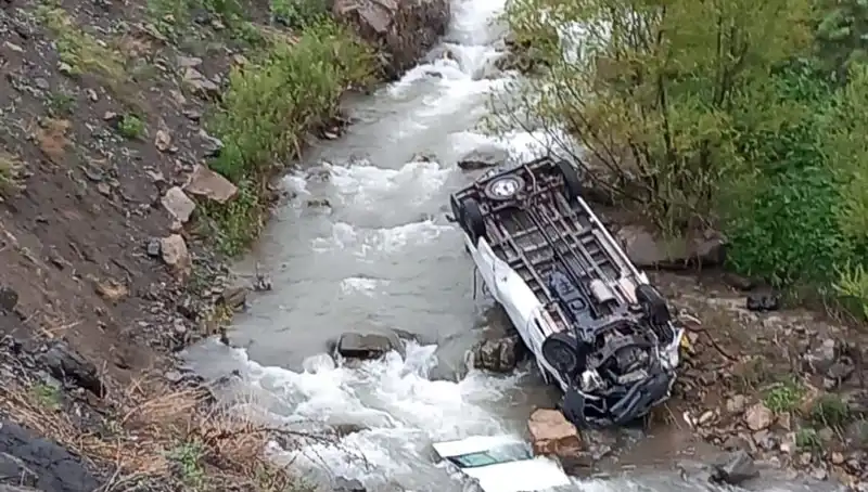 Hakkari'de Minibüs Kazası: 2 Can Kaybı ve 3 Yaralı