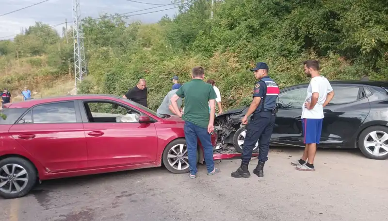 Karamürsel'de Feci Trafik Kazası: Otomobiller Çarpıştı, 4 Yaralı