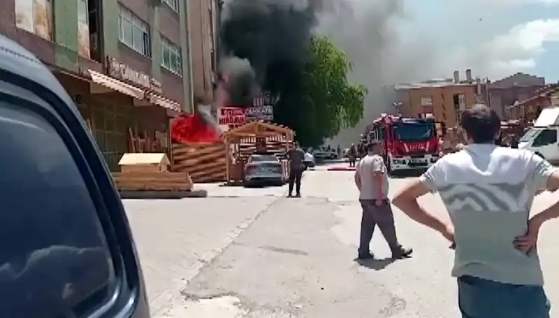 Ankara'da Korkutan Yangın: İş Yerleri Alev Alev Yandı