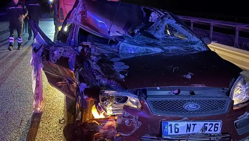 Afyonkarahisar'da Otomobil ve TIR Çarpıştı: 4 Yaralı Ve Ortaya Çıkan Olaylar