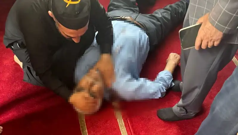 Camide Namaz Kılarken Bıçaklanan Adamın Dramı: Olayı Şaşkınlıkla Karşılayan Cemaati Gözyaşlarına Boğdu