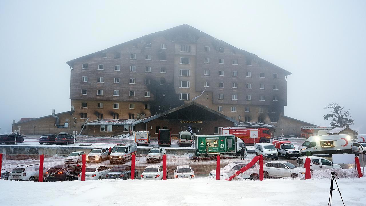 Kartalkaya'da Otel Yangınında Ekiplerin Çalışmaları Sürüyor