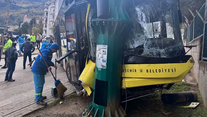 Bursa’da Belediyeye Ait Otobüs Kazası: 8 Yaralı