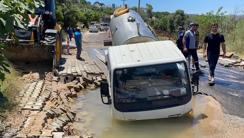 Bodrum'da Su Hattı Patladı, Tanker Çukura Düştü: Korkutan Anlar