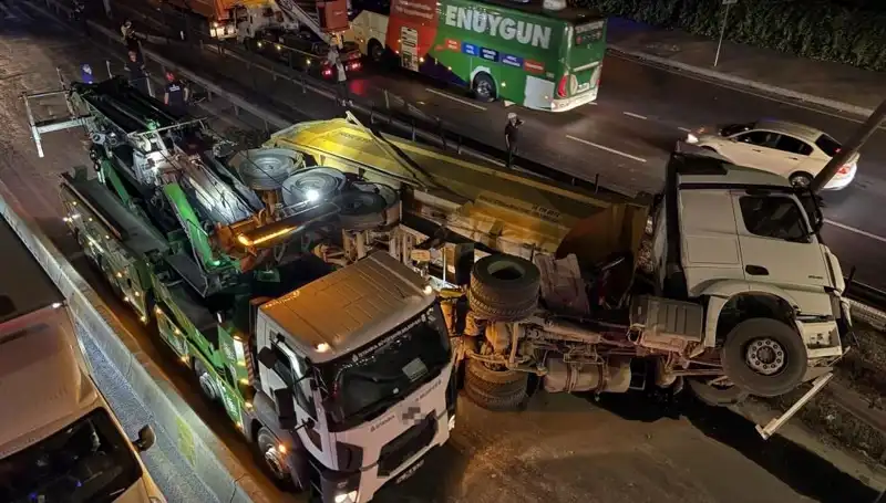 Moloz Yüklü Hafriyat Kamyonu Devrildi, Ekipler Olay Yerinde