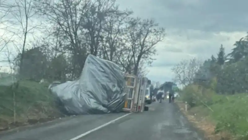 Tekirdağ'da Saman Yüklü TIR Devrildi: 1 Kişi Yaralandı