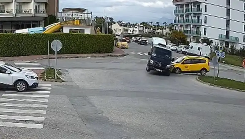 Kavşakta Feci Kaza: Minibüs ile Ticari Taksi Çarpıştı, Yaralılar Var