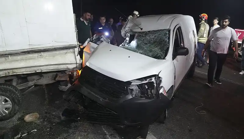 İstanbul'da Feci Kaza: Üç Kişi Yaralandı, Olay Yeri Kaosa Dönüştü