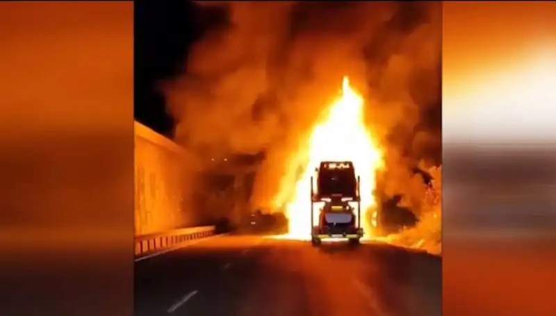 Otomobil Yüklü Tırda Yangın: 8 Araç Kül Oldu, Tehlike Anbean Artıyor