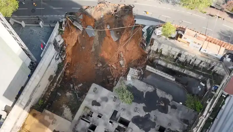 Sarıyer'de Şok Gelişme: Cadde Çöktü, Trafik Altüst Oldu