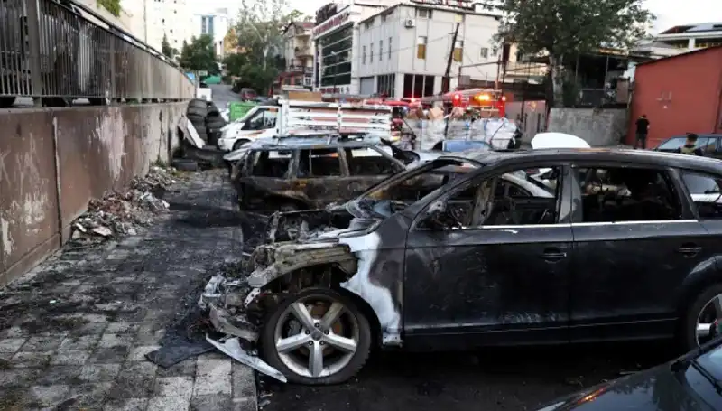 Sanayi Sitesinde Yangın: Tamir Bekleyen Araçlar Alev Alev!