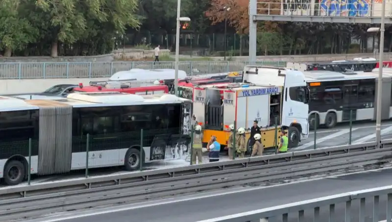 İstanbul’da Metrobüs Yangını! Şehirde Trafik Felç Oldu