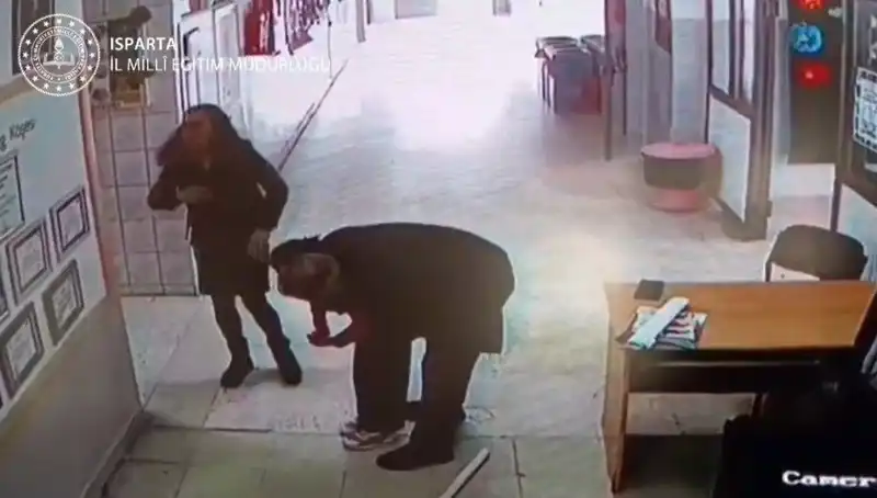 İlkokul Öğretmeni, Heimlich Manüvrası ile Öğrencisini Hayata Döndürdü