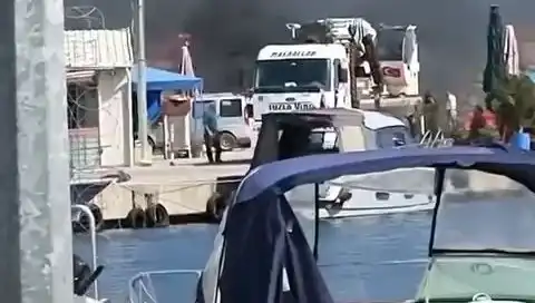 Tuzla Balıkçı Barınağında Çıkan Lastik Yangını Büyük Panic Yarattı