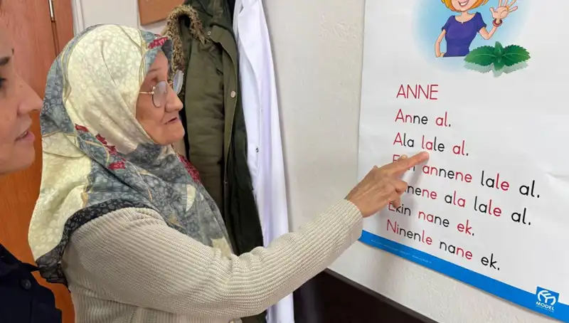 65 Yaşında Okuma Yazma Öğrenen Ayşe Teyze'nin Azmi Dikkat Çekiyor