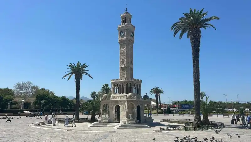 İzmir'de Aşırı Sıcaklar: 42 Derece Tarife, Meydanlar Boş Kaldı