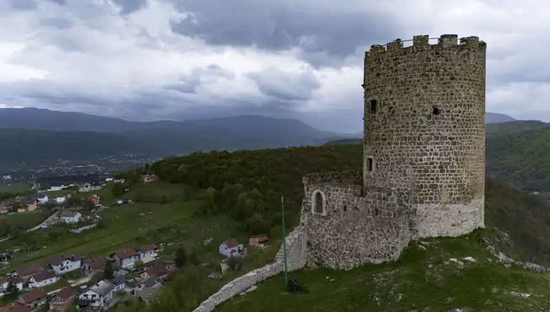 Bosna Hersek’in Gizli Hazinesi: Sokolac Kalesi’nin Tarihi ve Önemi