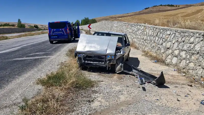 Kontrolden Çıkan Otomobil Feci Bir Kaza Yaptı: İki Yaralı
