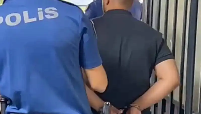 İzmir'de Şoke Eden Olay: Polise Saldıran Şahıs Tutuklandı!