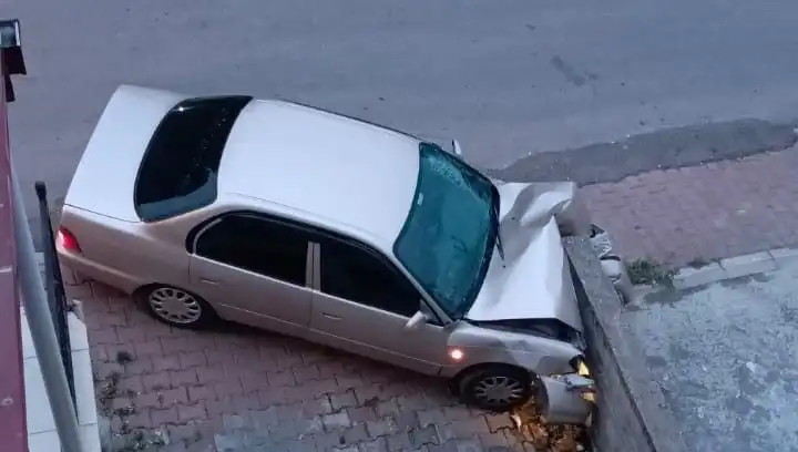 Kontrolünü Kaybeden Araç Duvara Çarptı: Kazada Neler Oldu?