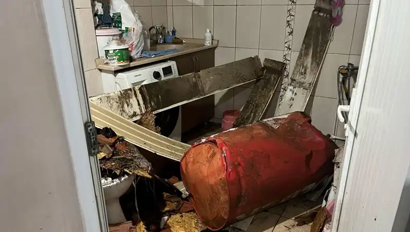 Ege Bölgesi’nde Fırtına Hayatı Felç Etti: Ağaçlar Devrildi, Caddeler Beyaza Büründü