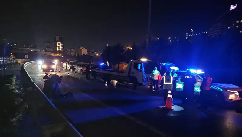 TEM Otoyolu'nda Yatan Kişiyi Metrelerce Sürükleyen Kaza Şok Etti