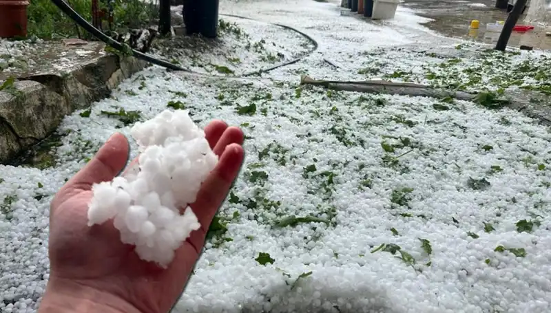 Haziran Ayında Dolu Sürprizi: Beyaza Bürünmüş Şehir Manzaraları