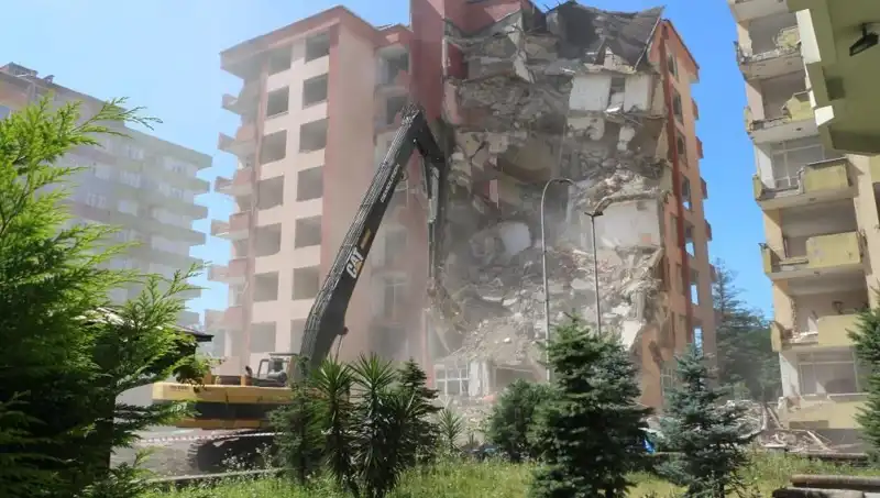** Dalgalarla Geri Dönen Gerçek: İki Bina Yıkılıyor, Yeraltı Sularının Etkisi Nedir?**