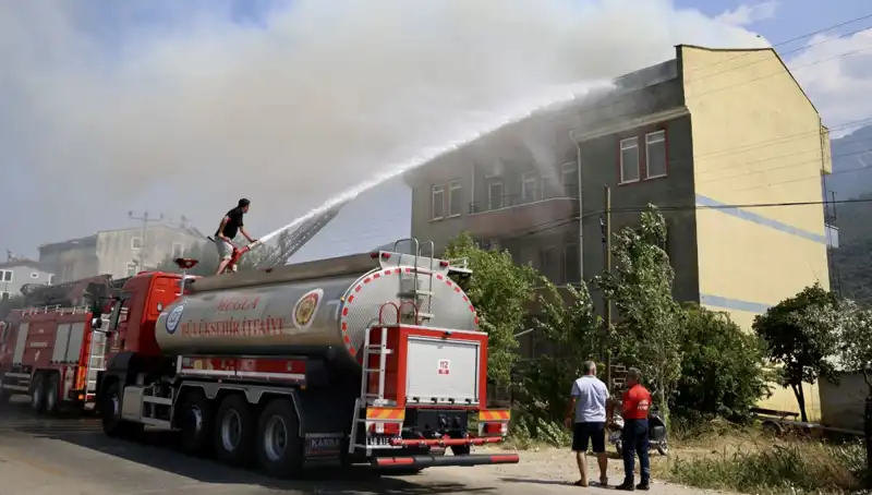 Çatı Katında Patlayan Yangın, Hızla Büyüdü: Olay Yerinden Son Durum
