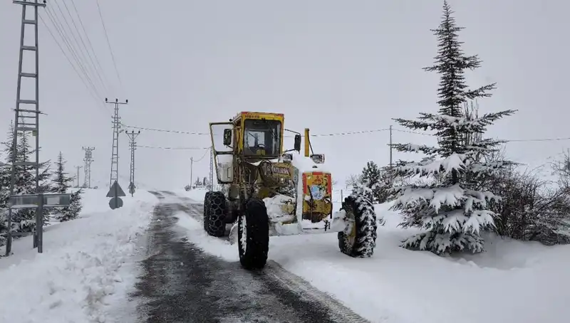Kayseri'de Kışın Getirdiği Kar, Şimdi Yolları Yeniden Açıyor!
